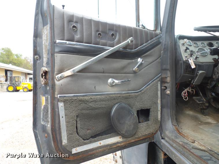 image for item DD9064 1987 Ford LTL9000 flatbed truck