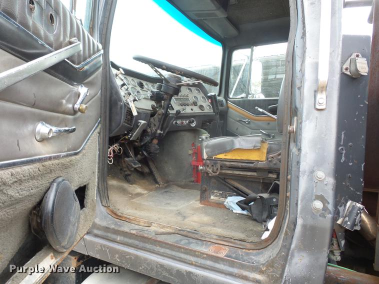 image for item DD9064 1987 Ford LTL9000 flatbed truck