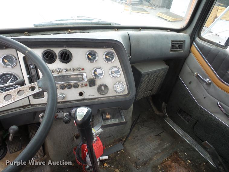 image for item DD9064 1987 Ford LTL9000 flatbed truck