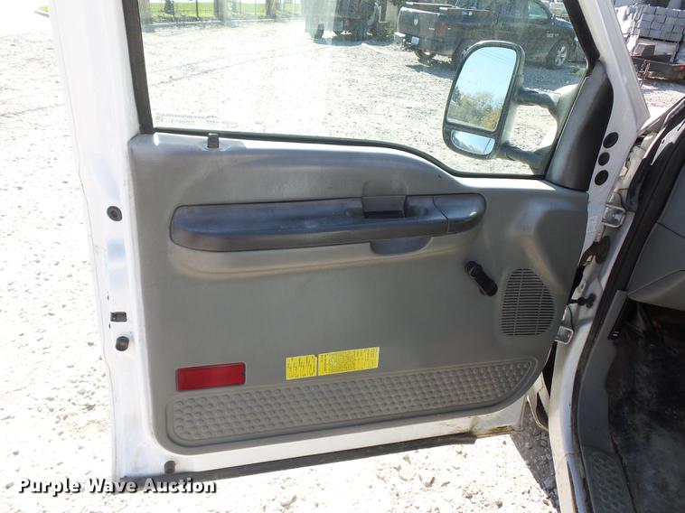 image for item DD9513 2003 Ford F250 Super Duty utility bed pickup truck