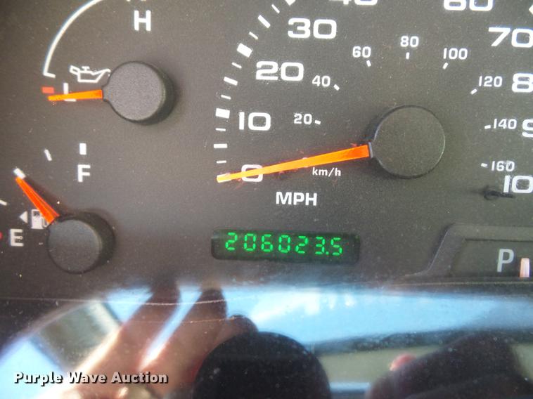 image for item DD9513 2003 Ford F250 Super Duty utility bed pickup truck