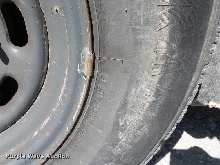 image for item DD9513 2003 Ford F250 Super Duty utility bed pickup truck