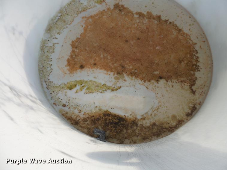 image for item DE9431 (2) poly tanks