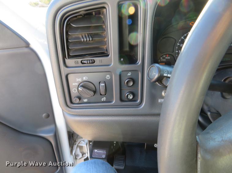 image for item DF9771 2007 GMC Sierra Classic 2500HD Crew Cab pickup truck