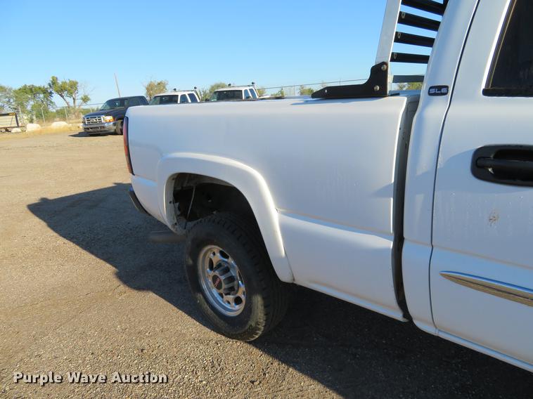 image for item DF9771 2007 GMC Sierra Classic 2500HD Crew Cab pickup truck