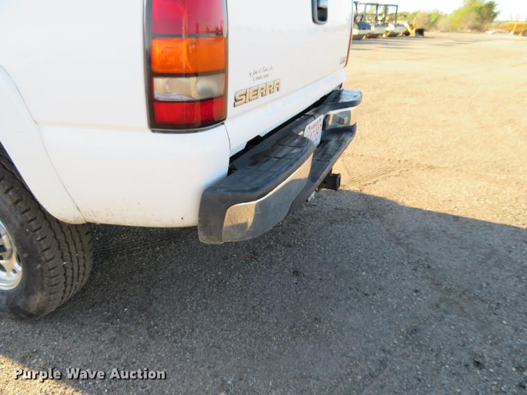 image for item DF9771 2007 GMC Sierra Classic 2500HD Crew Cab pickup truck