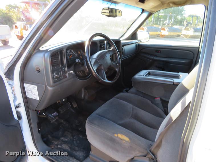 image for item DF9772 2007 GMC Sierra Classic 2500HD Crew Cab pickup truck