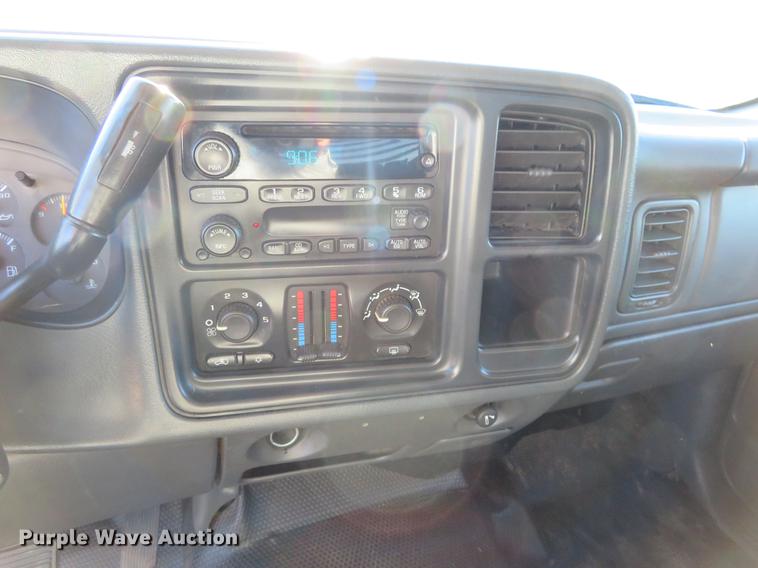 image for item DF9772 2007 GMC Sierra Classic 2500HD Crew Cab pickup truck