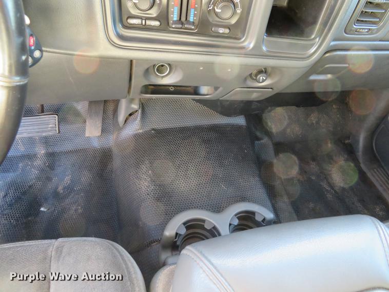 image for item DF9772 2007 GMC Sierra Classic 2500HD Crew Cab pickup truck