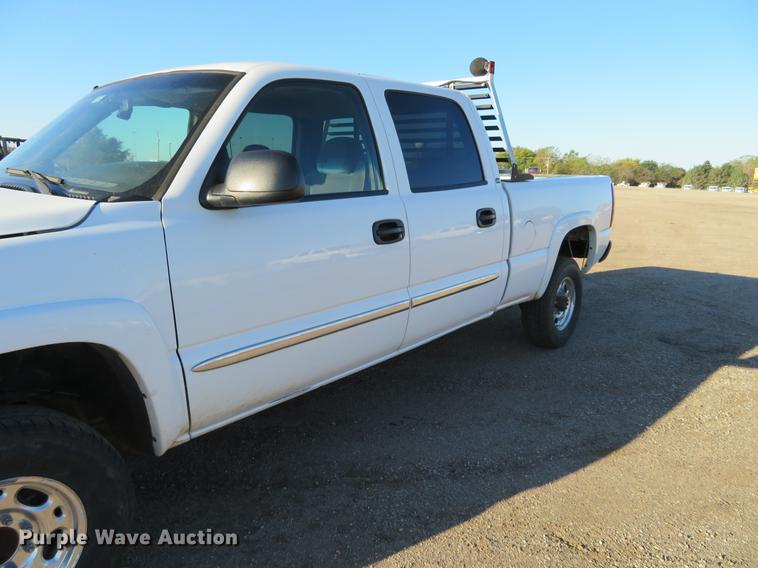 image for item DF9772 2007 GMC Sierra Classic 2500HD Crew Cab pickup truck