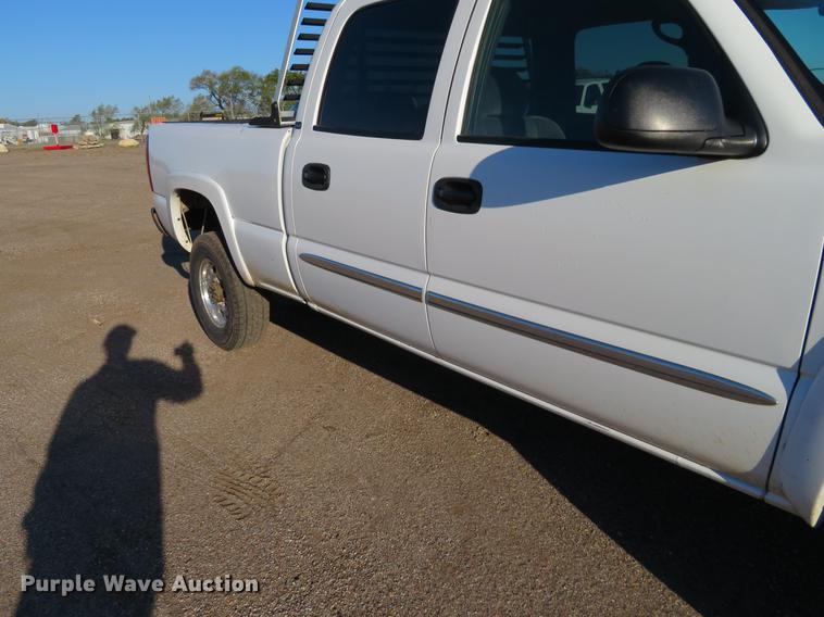 image for item DF9772 2007 GMC Sierra Classic 2500HD Crew Cab pickup truck
