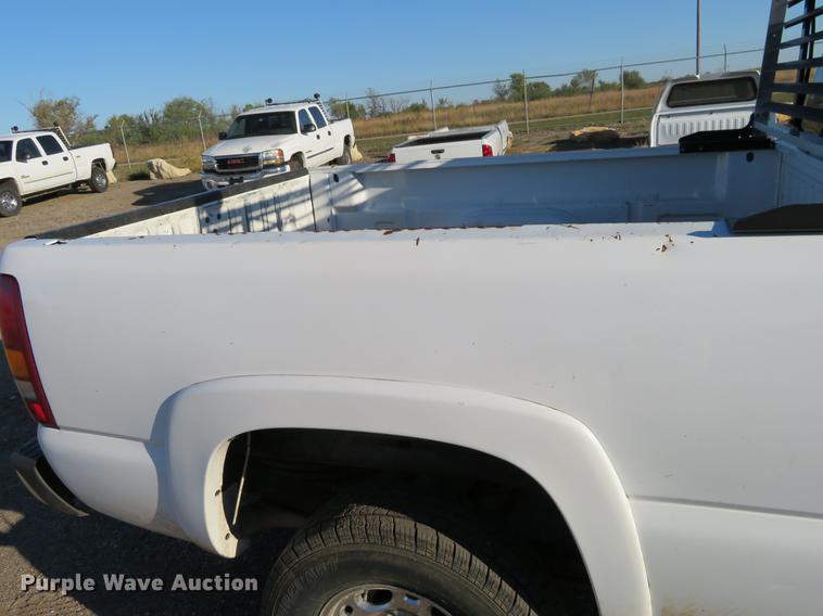 image for item DF9772 2007 GMC Sierra Classic 2500HD Crew Cab pickup truck