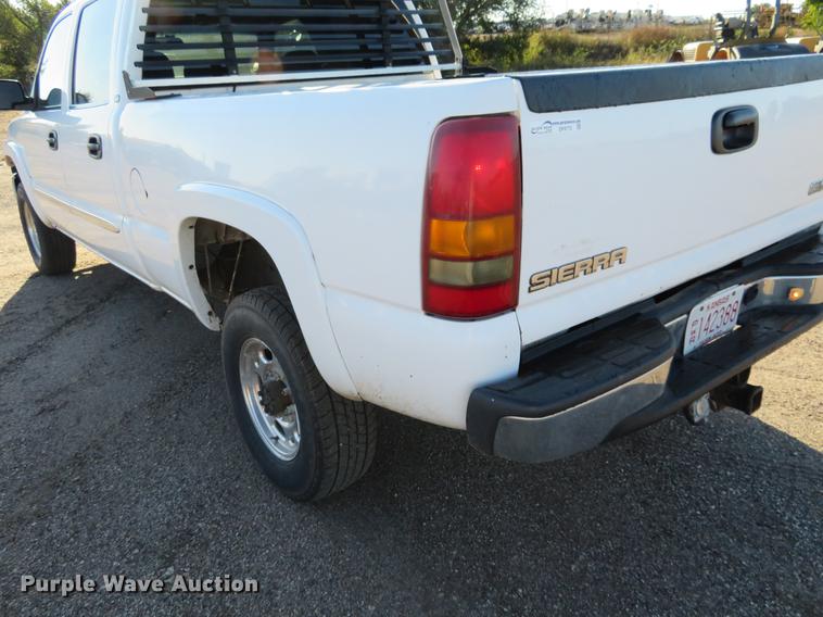 image for item DF9772 2007 GMC Sierra Classic 2500HD Crew Cab pickup truck
