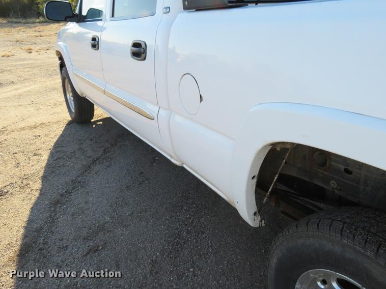 image for item DF9772 2007 GMC Sierra Classic 2500HD Crew Cab pickup truck