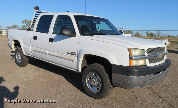 image for item DF9773 2004 Chevrolet Silverado 2500HD Crew Cab pickup truck