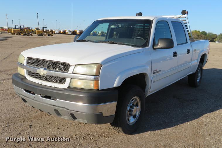 image for item DF9773 2004 Chevrolet Silverado 2500HD Crew Cab pickup truck