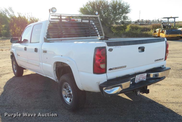 image for item DF9773 2004 Chevrolet Silverado 2500HD Crew Cab pickup truck