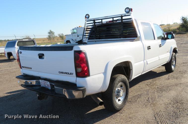 image for item DF9773 2004 Chevrolet Silverado 2500HD Crew Cab pickup truck