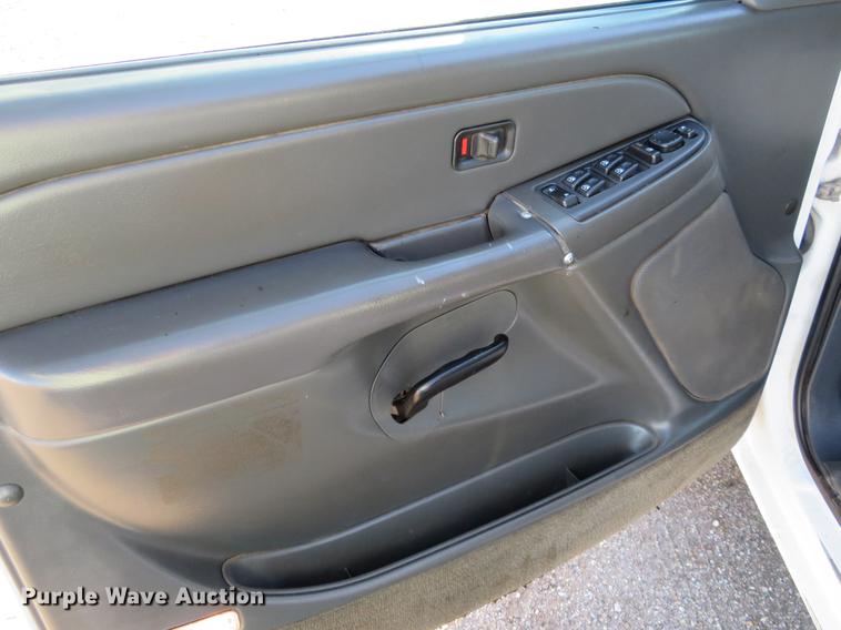 image for item DF9773 2004 Chevrolet Silverado 2500HD Crew Cab pickup truck