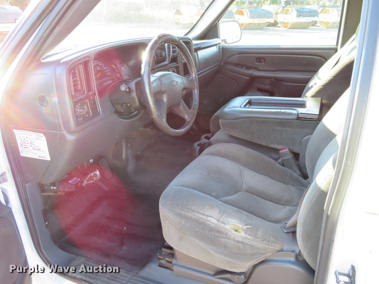 image for item DF9773 2004 Chevrolet Silverado 2500HD Crew Cab pickup truck