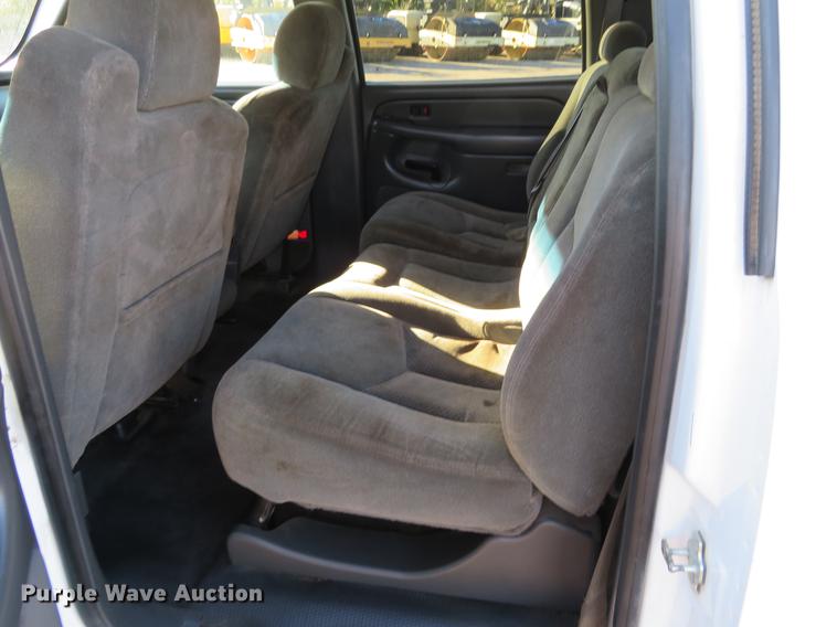 image for item DF9773 2004 Chevrolet Silverado 2500HD Crew Cab pickup truck