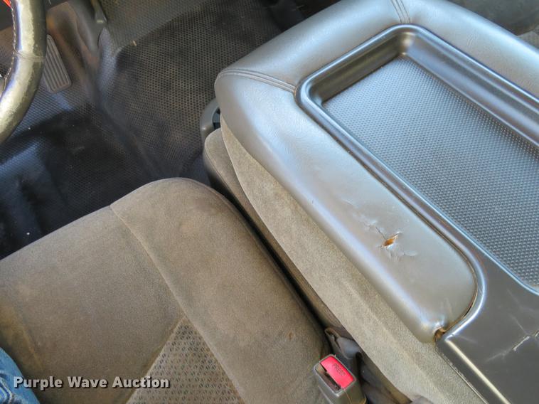 image for item DF9773 2004 Chevrolet Silverado 2500HD Crew Cab pickup truck