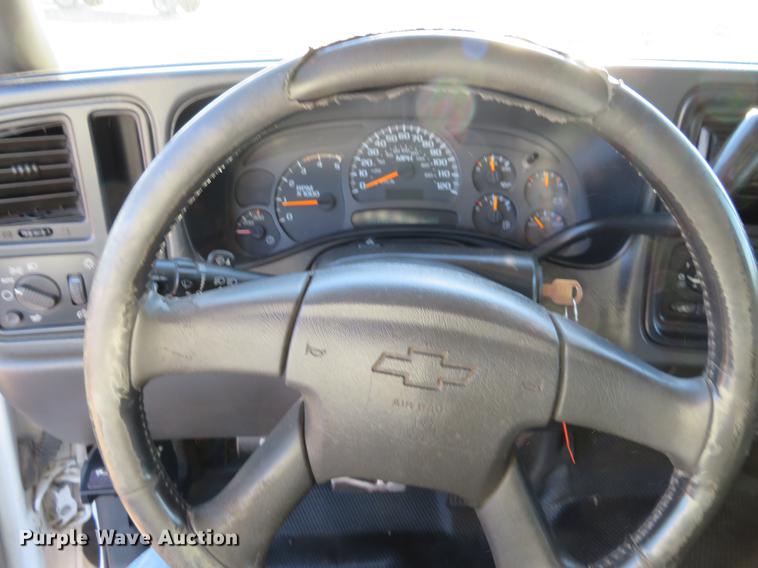 image for item DF9773 2004 Chevrolet Silverado 2500HD Crew Cab pickup truck