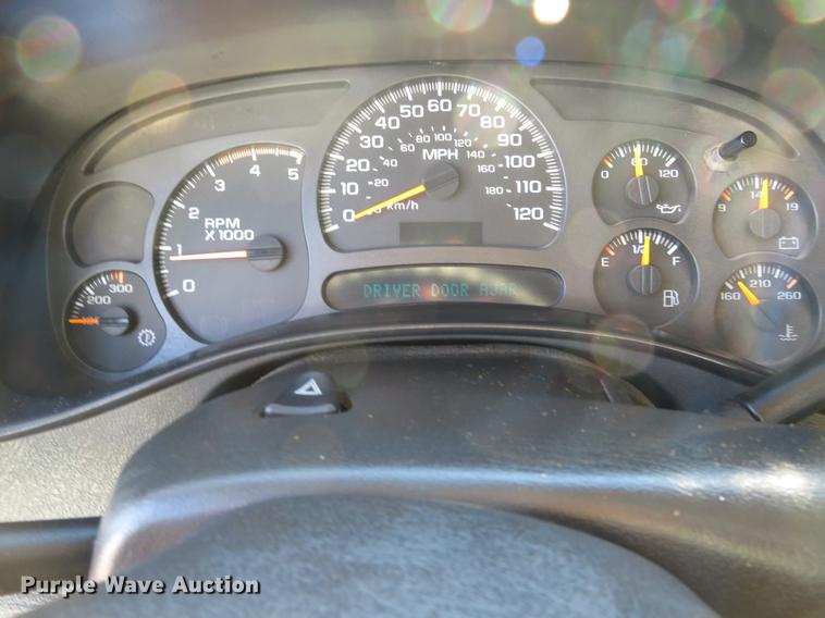 image for item DF9773 2004 Chevrolet Silverado 2500HD Crew Cab pickup truck