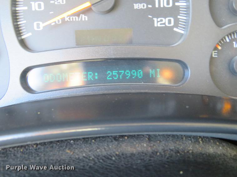 image for item DF9773 2004 Chevrolet Silverado 2500HD Crew Cab pickup truck