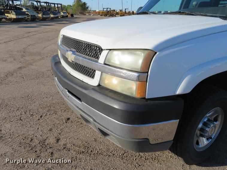 image for item DF9773 2004 Chevrolet Silverado 2500HD Crew Cab pickup truck