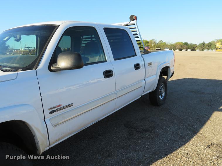 image for item DF9773 2004 Chevrolet Silverado 2500HD Crew Cab pickup truck