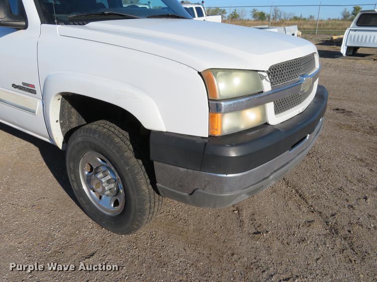 image for item DF9773 2004 Chevrolet Silverado 2500HD Crew Cab pickup truck