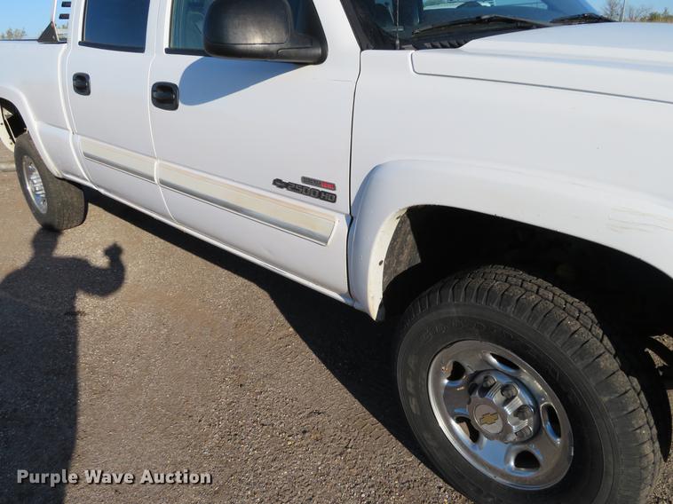 image for item DF9773 2004 Chevrolet Silverado 2500HD Crew Cab pickup truck