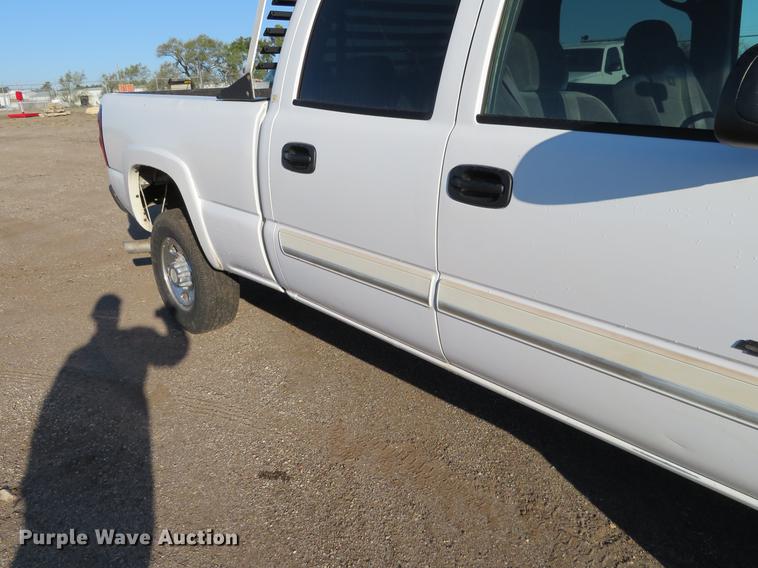 image for item DF9773 2004 Chevrolet Silverado 2500HD Crew Cab pickup truck