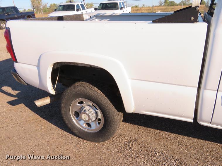 image for item DF9773 2004 Chevrolet Silverado 2500HD Crew Cab pickup truck
