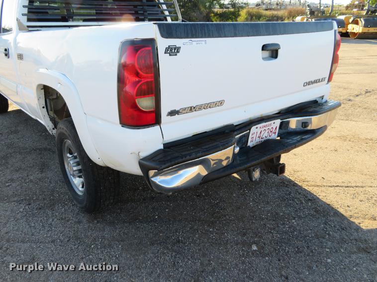 image for item DF9773 2004 Chevrolet Silverado 2500HD Crew Cab pickup truck