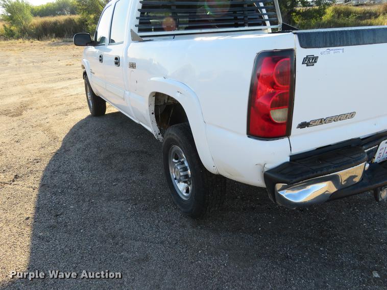 image for item DF9773 2004 Chevrolet Silverado 2500HD Crew Cab pickup truck