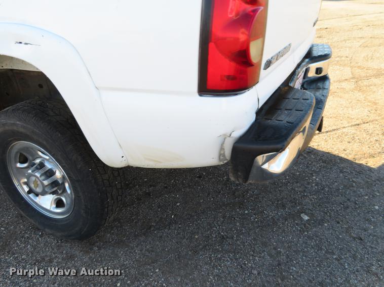 image for item DF9773 2004 Chevrolet Silverado 2500HD Crew Cab pickup truck