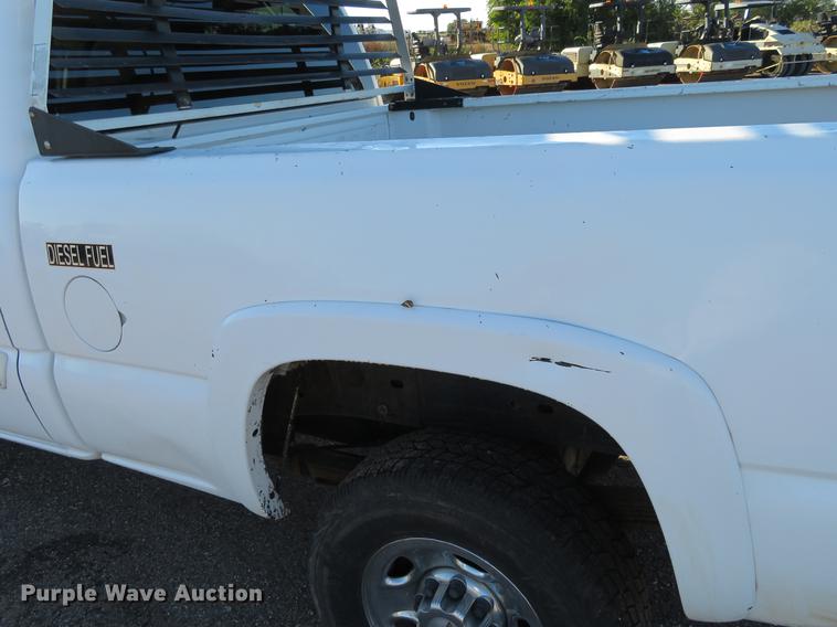 image for item DF9773 2004 Chevrolet Silverado 2500HD Crew Cab pickup truck