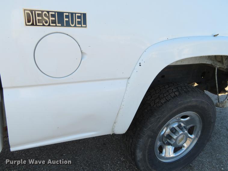image for item DF9773 2004 Chevrolet Silverado 2500HD Crew Cab pickup truck