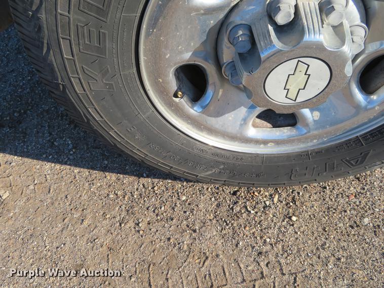 image for item DF9773 2004 Chevrolet Silverado 2500HD Crew Cab pickup truck