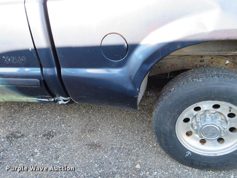 image for item DF9774 2001 Ford F250 Super Duty SuperCab pickup truck