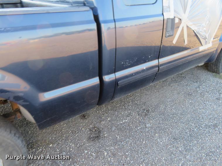 image for item DF9774 2001 Ford F250 Super Duty SuperCab pickup truck