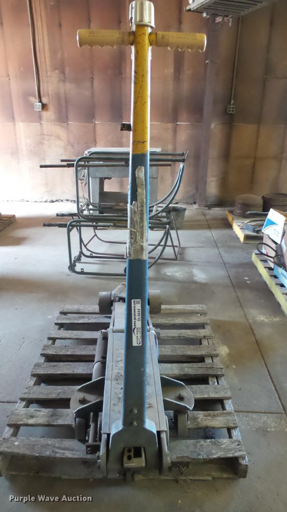 Walker 93662 floor jack in Kingman, KS Item DL9844 sold Purple Wave