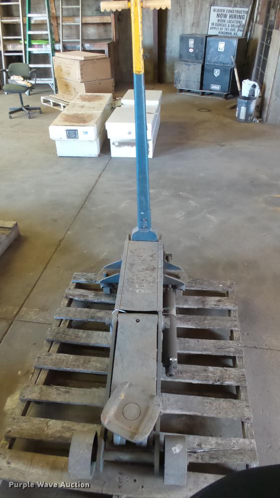 Walker 93662 floor jack in Kingman, KS Item DL9844 sold Purple Wave