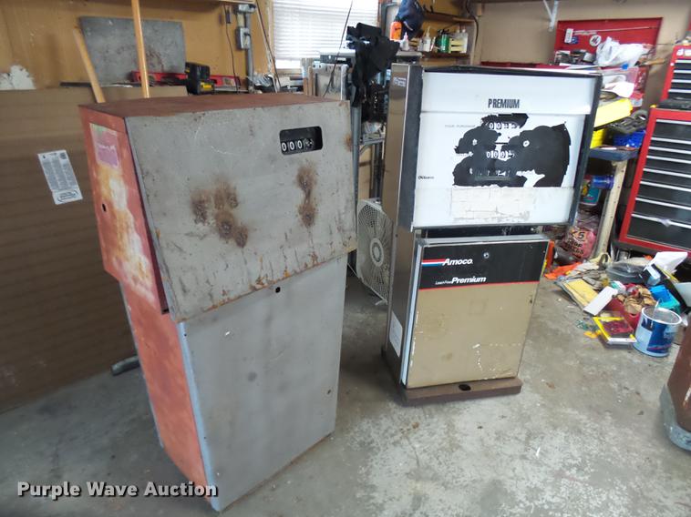 (2) gas pumps in Gladstone, MO Item DP9614 sold Purple Wave