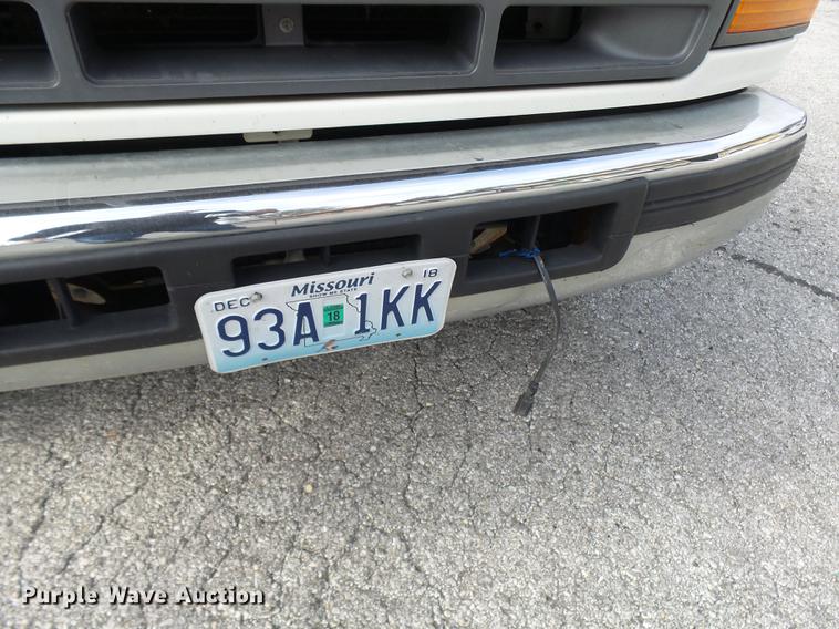 image for item DP9622 1995 Ford F350 flatbed pickup truck