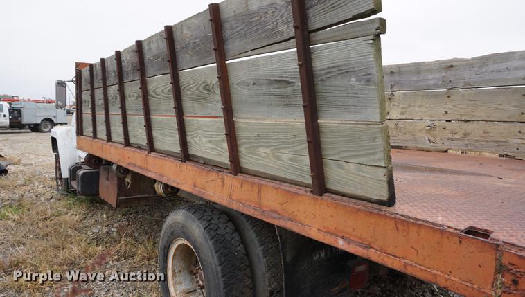 image for item DS9252 1986 Ford F700 grain truck