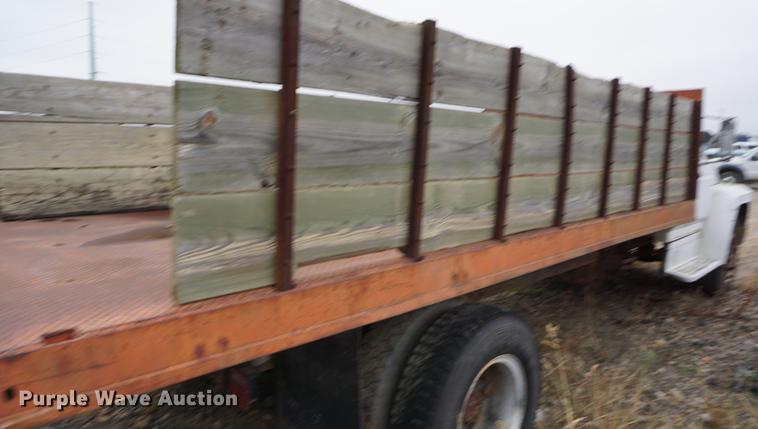 image for item DS9252 1986 Ford F700 grain truck