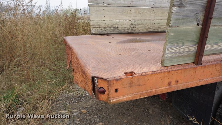 image for item DS9252 1986 Ford F700 grain truck
